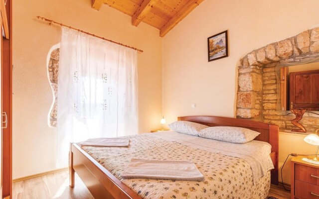 Beautiful Home in Divsici With Wifi and 2 Bedrooms