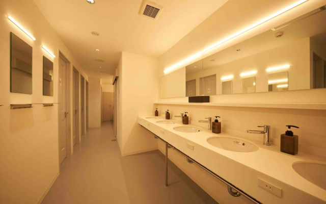 Book & Bed Tokyo Shinjuku - Hostel – Bathroom – Tokyo