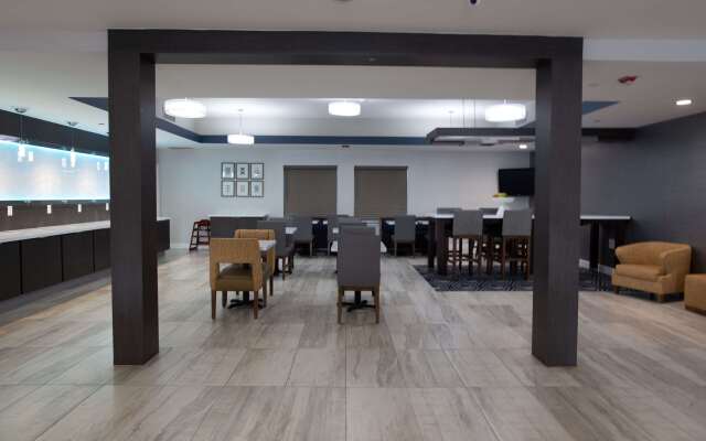 La Quinta Inn & Suites by Wyndham Houston East at Normandy