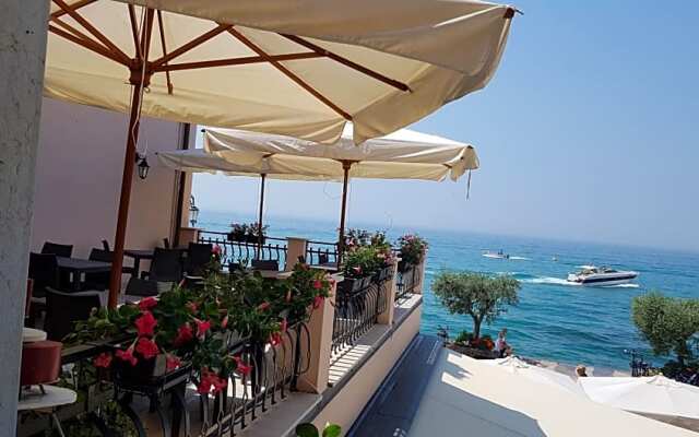 La Vista Postcard Hotel