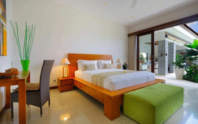 Luxury Private Villa, 4 BR, Canggu w/ Staff