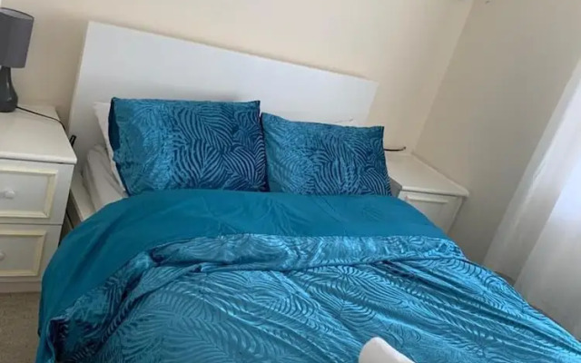 Charming 2-bed House in London