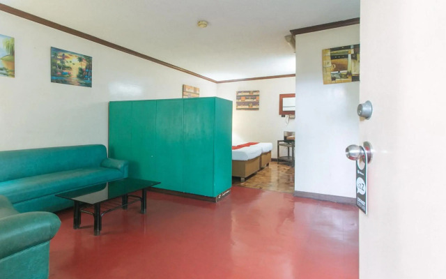 Broadway Court Apartelle