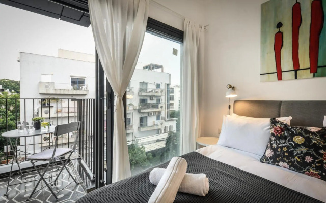 Stylish 2BR Apartment with Balcony and Urban View