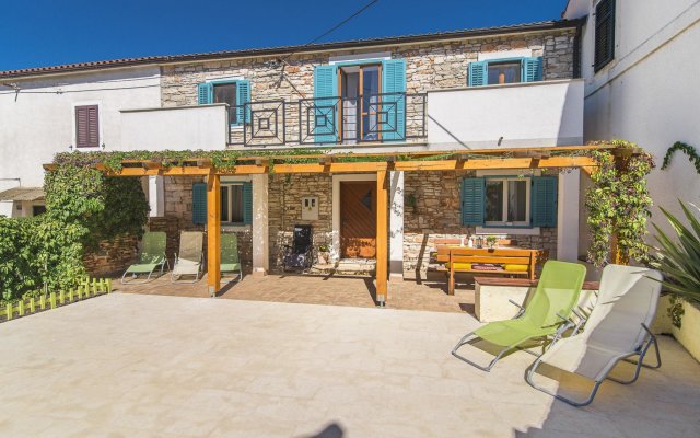 Charming stone house on a walking distance from the beach