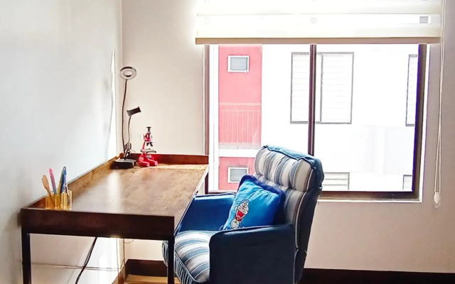 Relaxing 1-Bedroom Condo Unit (by Lee Portum)