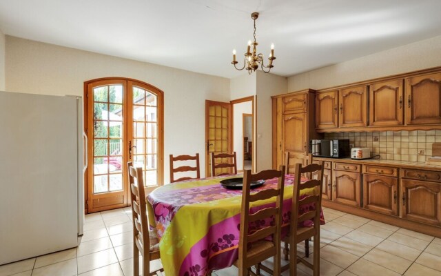 Beautiful Villa with Private Garden in Pineuilh Aquitaine