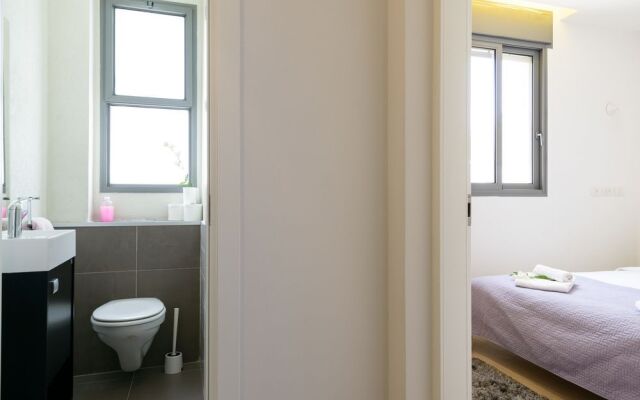 Comfort 3BR & Balcony by FeelHome