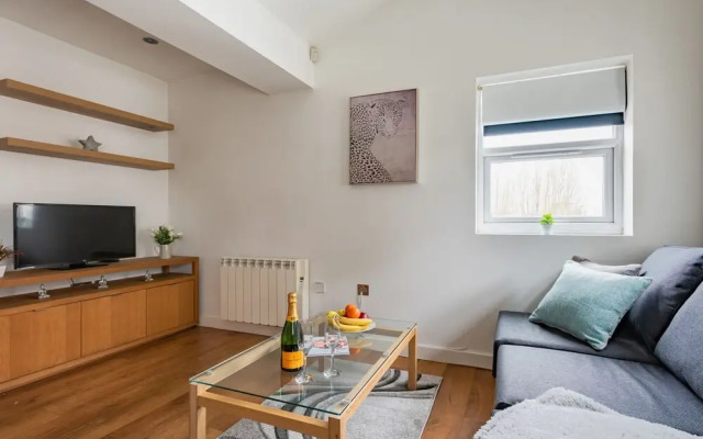 Platinum Apartment in Kensington 9941