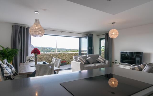 Apartment 3 Waterstone House - Sea Front Apartment Hot Tub