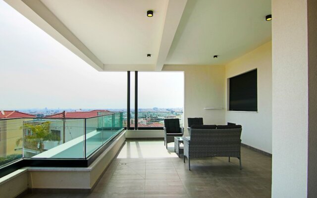 Phaedrus Living: Sea View Anna Residence 201