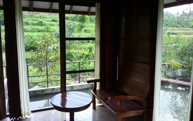 Rumah Kayu Pinggir Kali