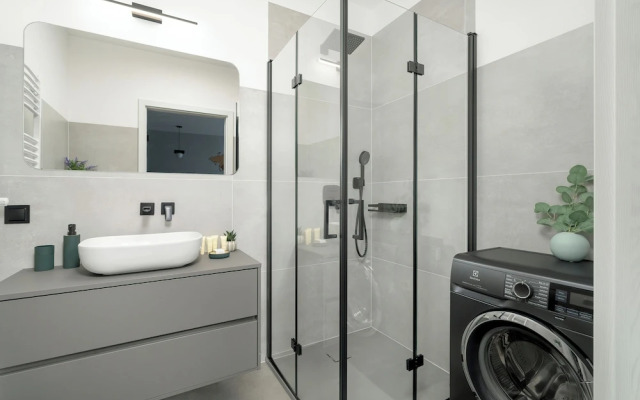 Apartment With Parking by Renters