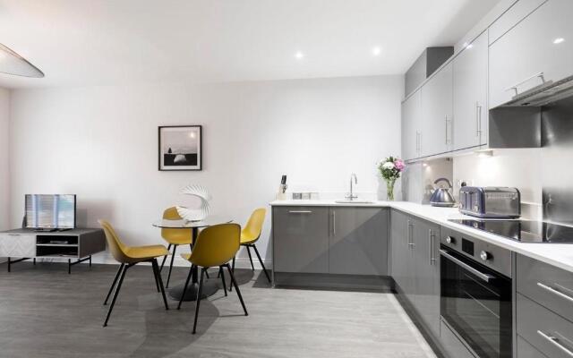 Elliot Oliver -Stylish 2 Bedroom Apartment With Parking In The Docks