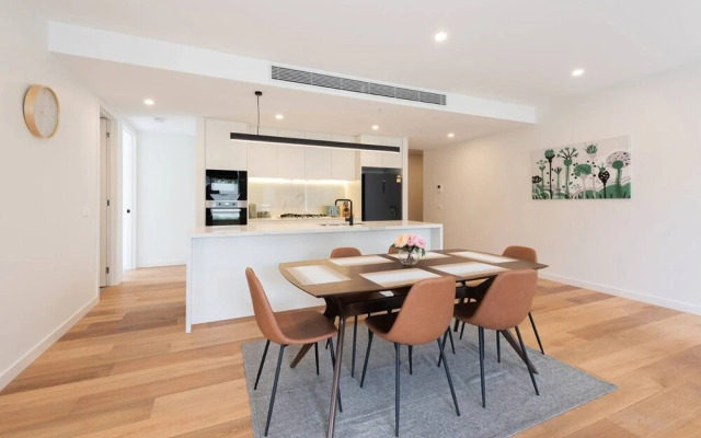 Modern 3 Bedroom Getaway Next to Chadstone