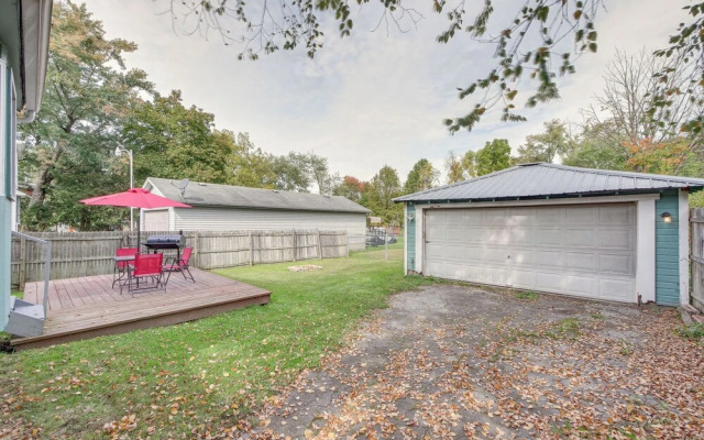 Welcoming Home in Youngstown w/ Private Backyard!