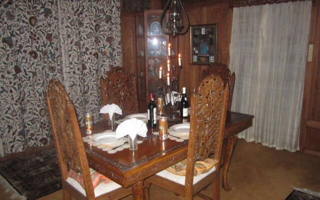 Wangnoo Houseboats