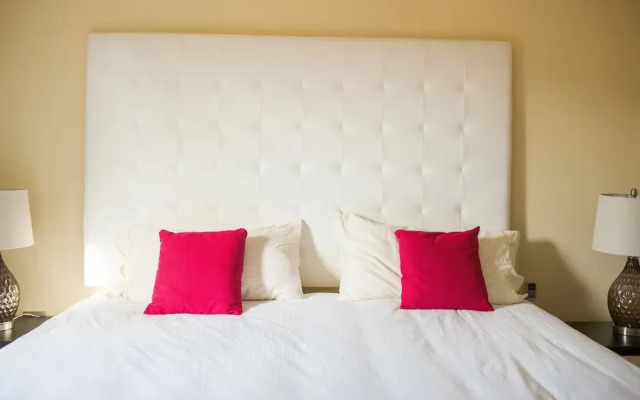 Gold Coast Luxurious and Stylish Condo