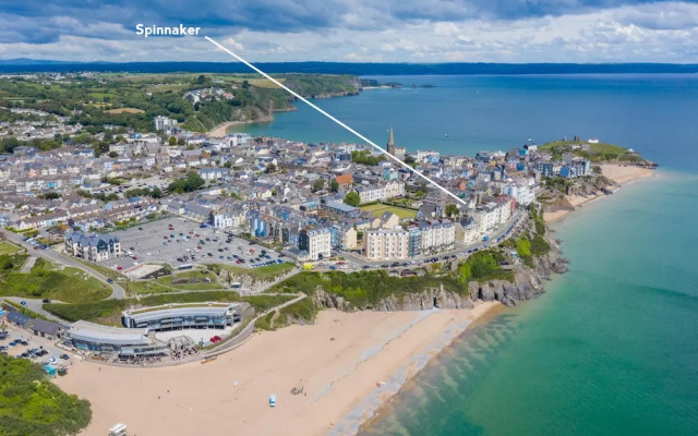 Spinnaker - Close to Town Sea Views