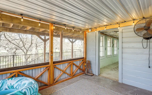 Creekside Cottage w/ Deck & Hot Tub in Belton