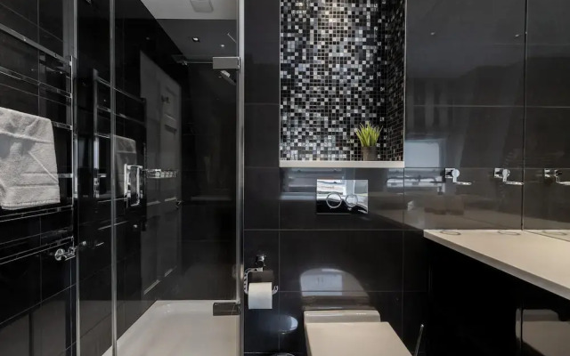 Stylish 2BR 2BA by the Heart of Soho