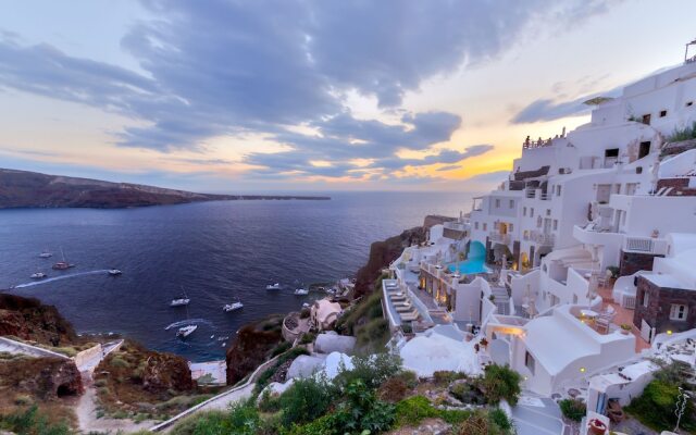 Oia Angle Cavehouse