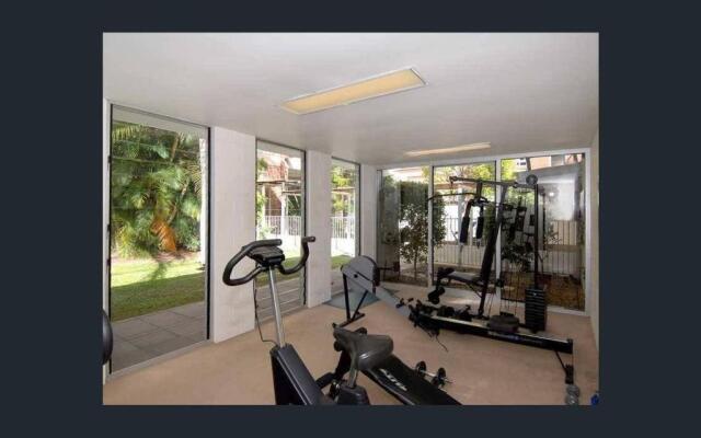 Luxury 3 brm 2 bath Woolstore apt with Courtyard