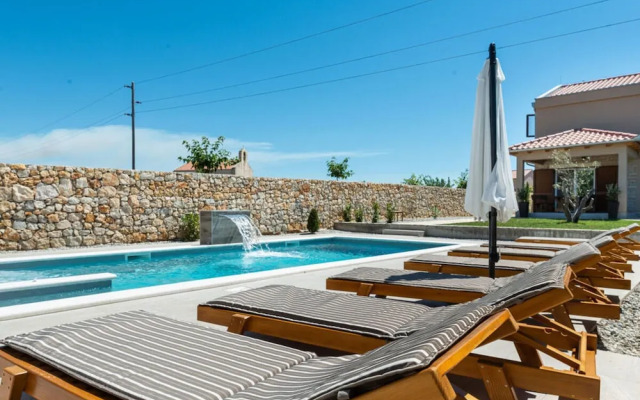 With Pool, Jacuzzi and Sauna