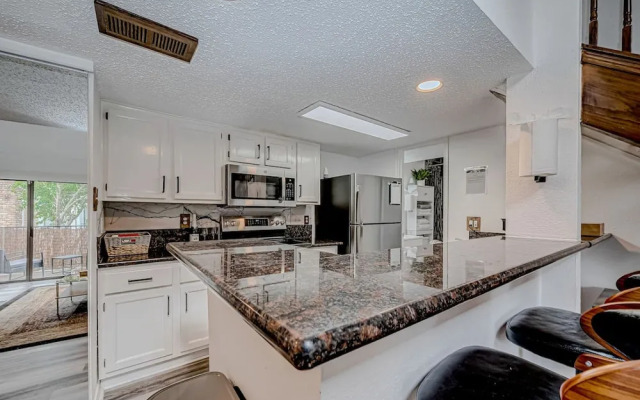 Upscale 1BR Condo in Med Center