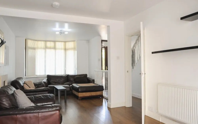 Room in Guest Room - Beautiful Big Room in Coventry