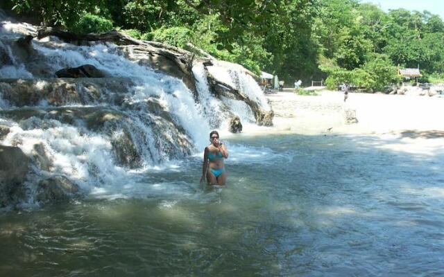 Cottage Zion Hill, Jamaica