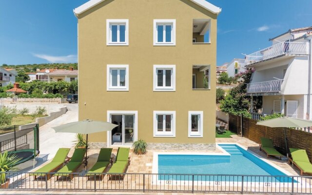 Awesome Home in Mavarstica with WiFi, 7 Bedrooms, Hot Tub
