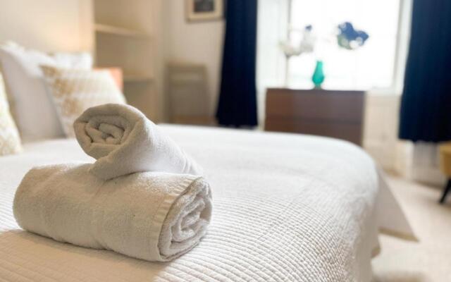 Spacious 3 bedroom Victorian flat City Centre