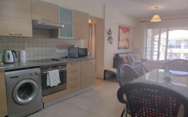 2 bedroom apartment with communal pool and roof garden