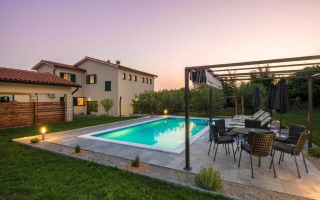 Holiday House OLIVE GROVE with pool and garden