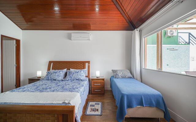 Casa Moderna com Quatro Suítes no Canal da Marina