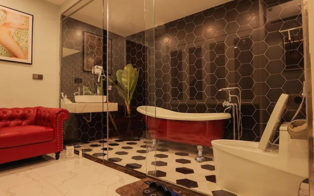 Golden Hotel 2