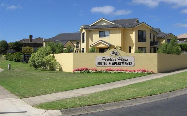 Hopkins House Motel & Apartments