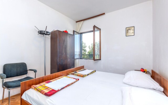 Stunning Apartment in Marusici With 2 Bedrooms and Wifi