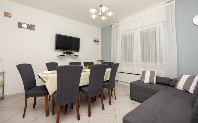 Stunning Home in Bast With 4 Bedrooms, Jacuzzi and Wifi
