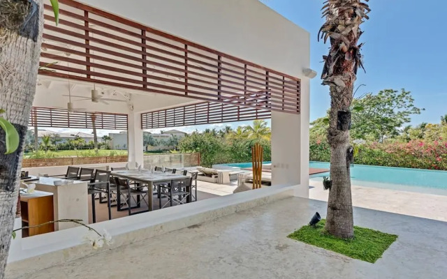 Modern Oasis Stunning Views of Golf Course River