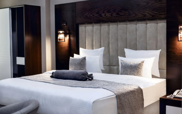 Parallel Hotel