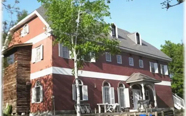 Pension and Kashi Besso Renga-Kan, with Natural Hot Springs