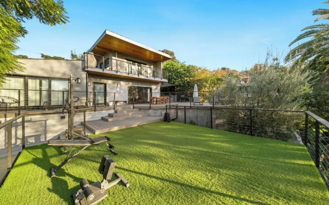 Farley Court - Stylish Hillside Residence With Stunning Views