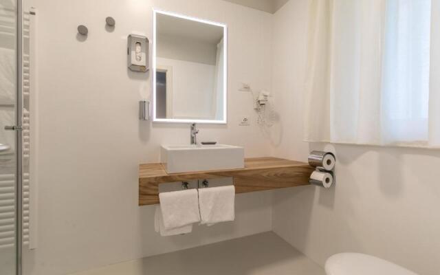 Hi Hotels Torbole Pool & Spa