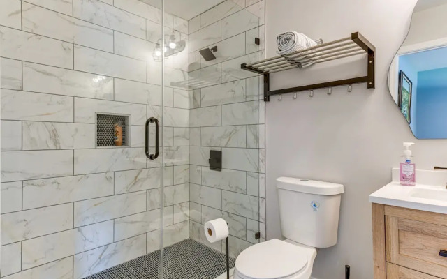 Charming Charlotte Home: 2 Mi to Downtown!
