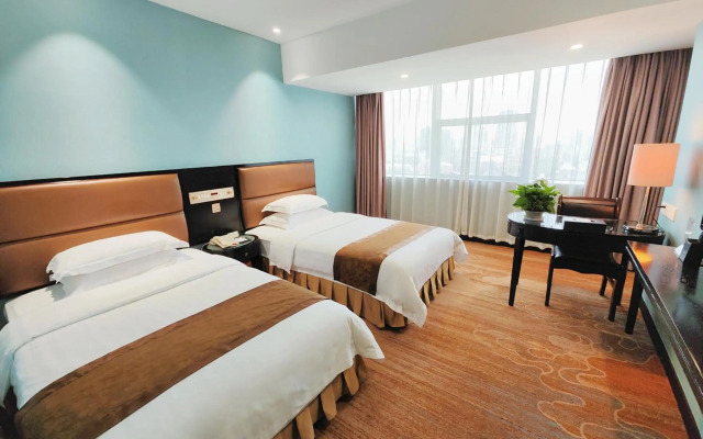 Skyline Plaza Hotel