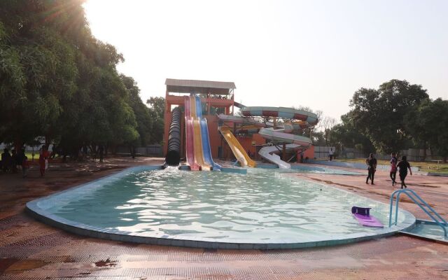 OYO 30450 Aamrapaali Water Park