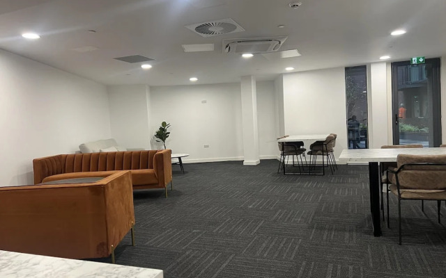 Charming 2-bed Apartment in Salford Newly Built