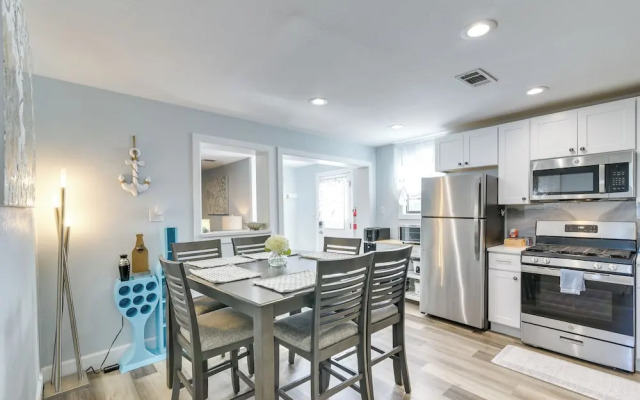 Seaside Retreat in Galveston Near Pleasure Pier!